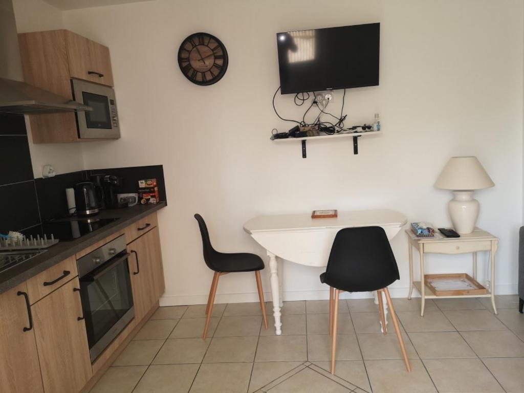 Appartement 2 Pieces Avec Terrasse Proche Mer Et Commerces Ouistreham Bagian luar foto
